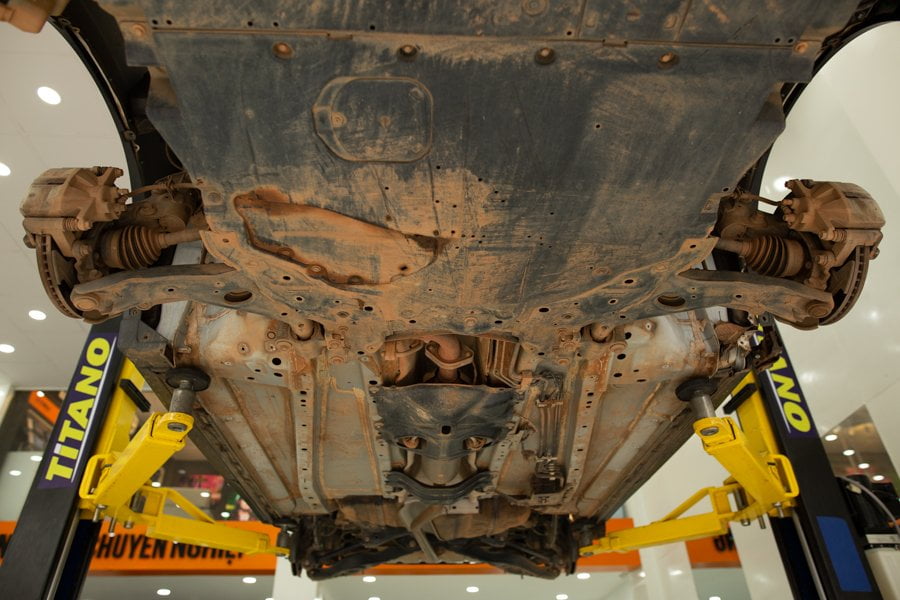 Gầm xe bị ăn mòn và gỉ sét