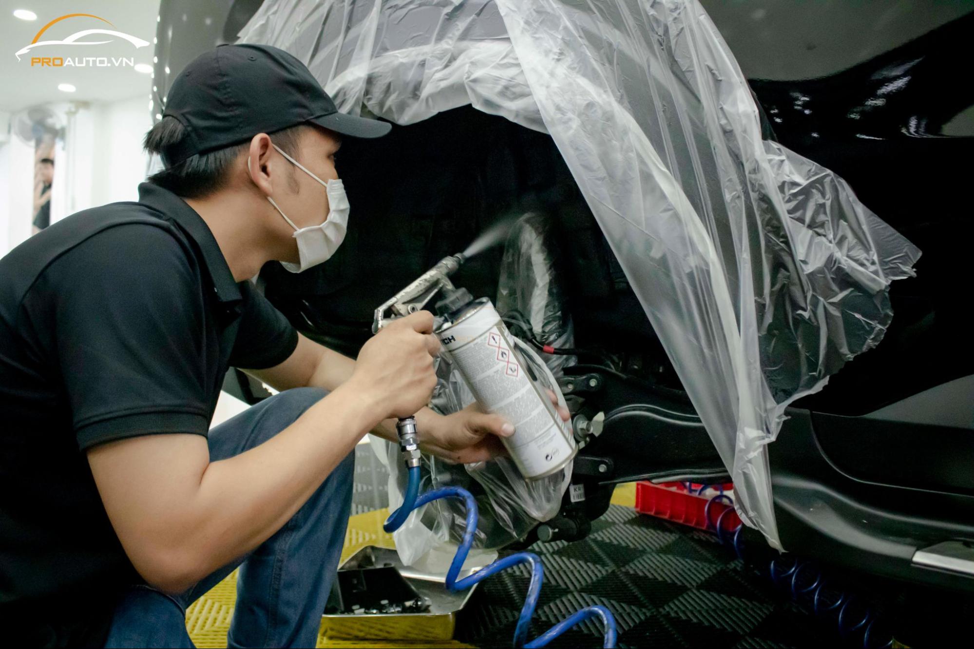 Xịt phủ gầm và hốc bánh xe Kia Carnival