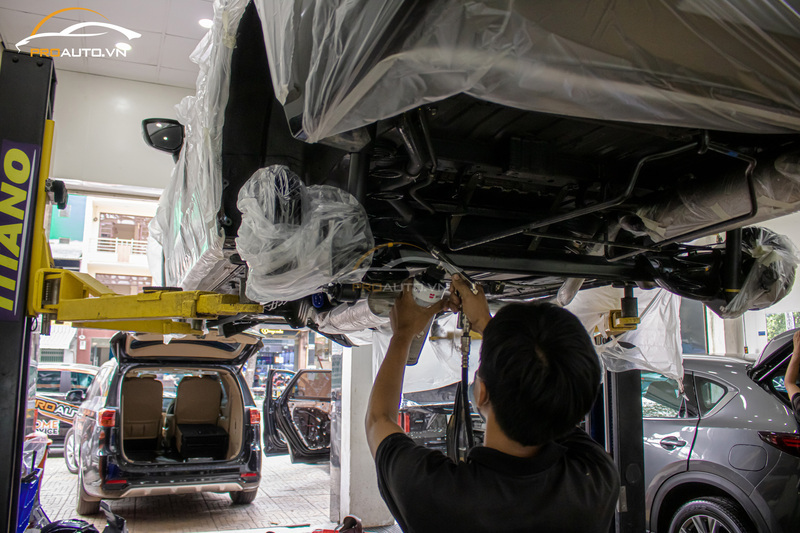 Xịt phủ gầm xe Ford Everest