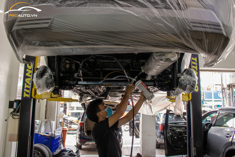 Xịt phủ gầm xe Ford Everest