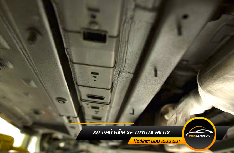 Xịt phủ gầm xe Toyota Hilux