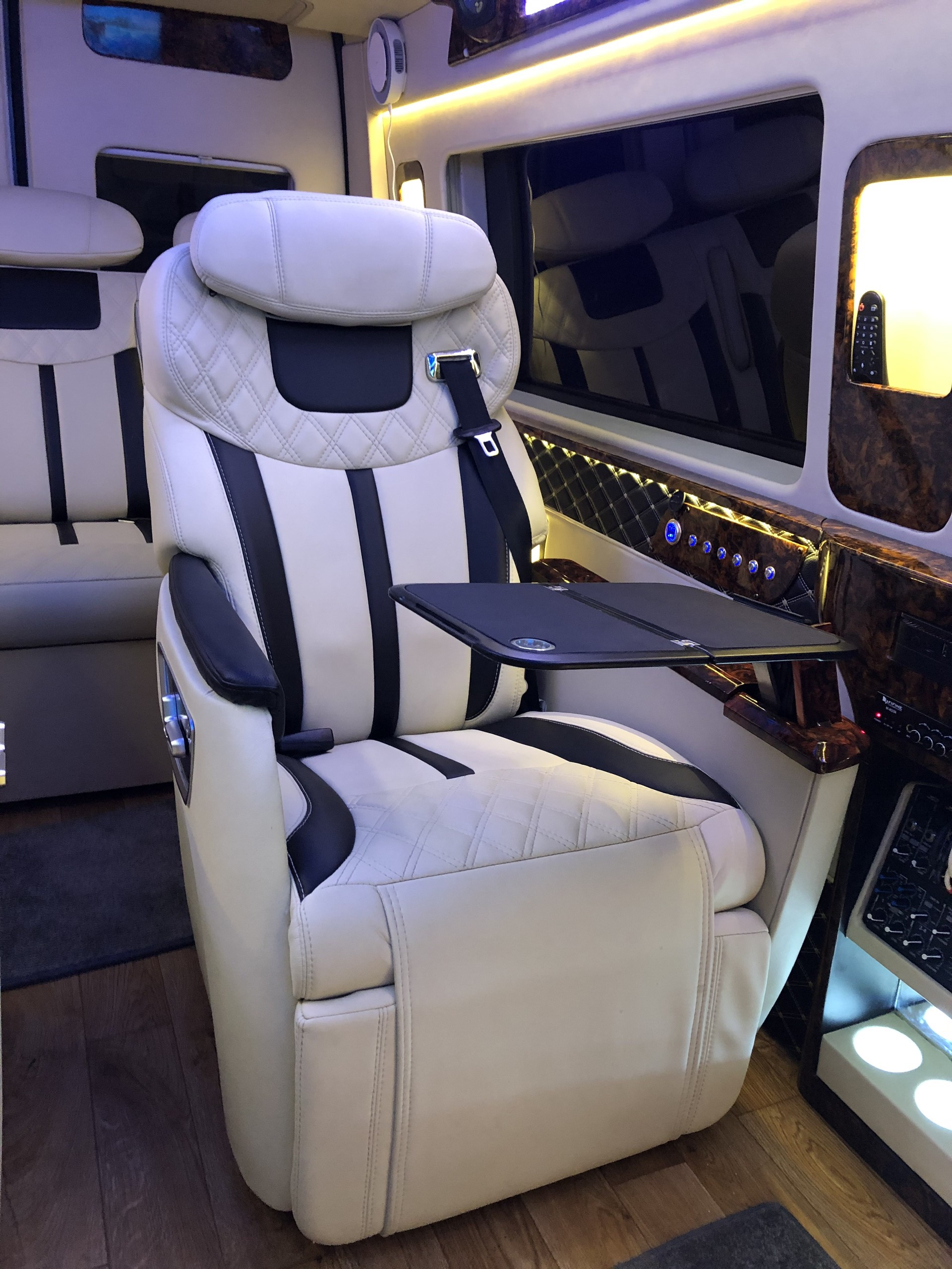 Độ ghế Limousine Ford Transit - Ảnh 3