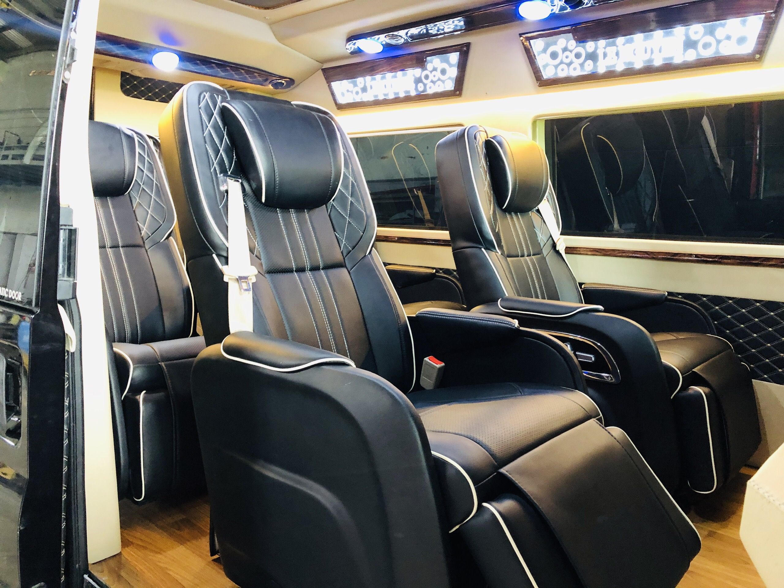 Độ ghế Limousine Ford Transit - Ảnh 4