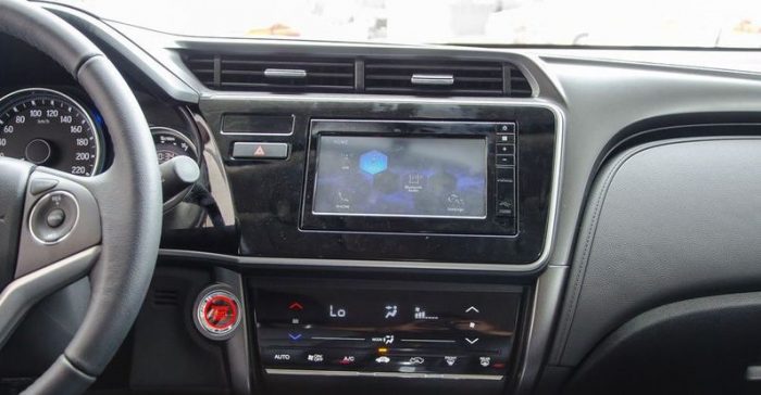 Màn hình zin xe Honda City chỉ đáp ứng những tính năng cơ bản