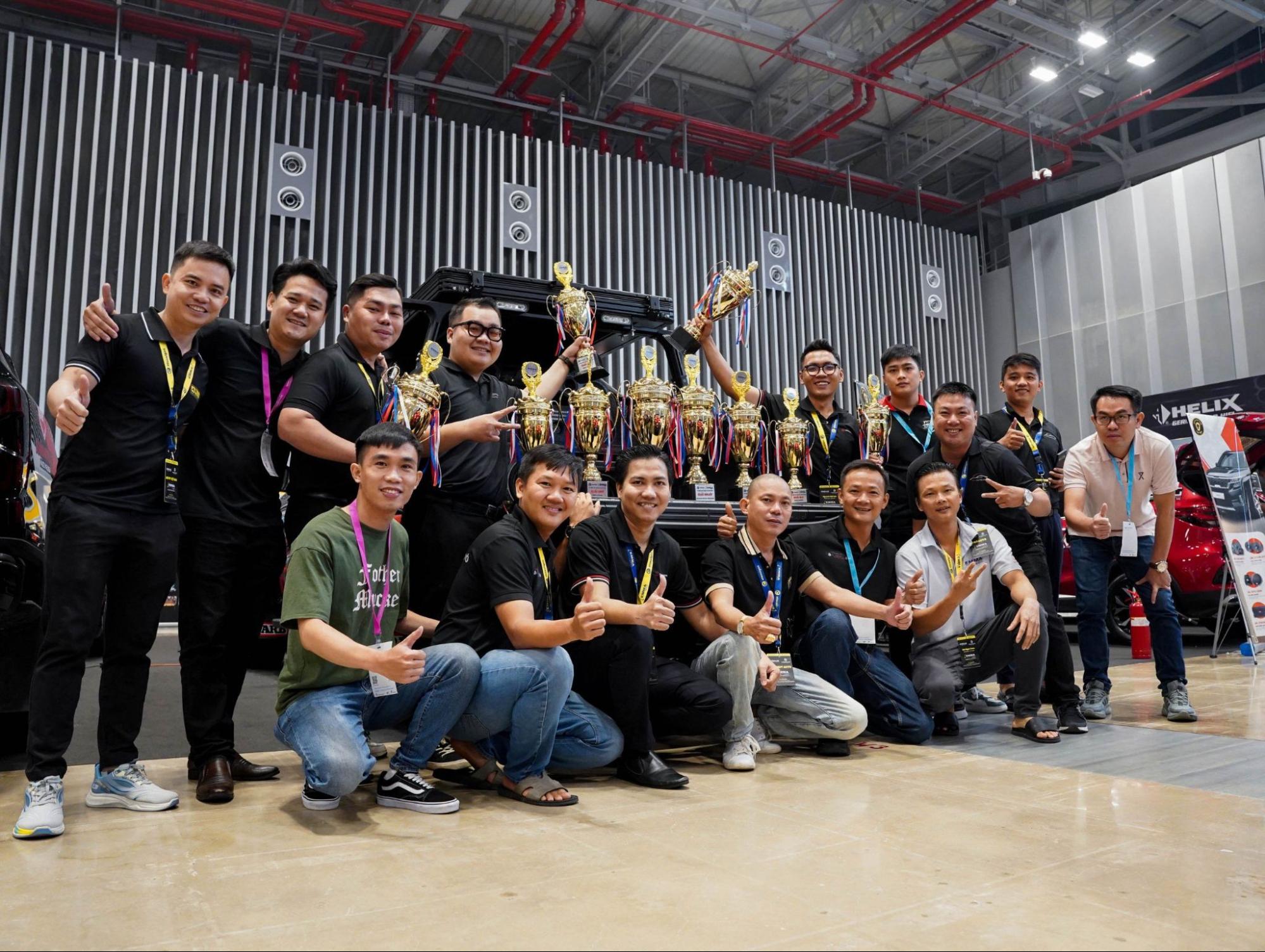 Ăn mừng chiến thắng cùng những giải thưởng giá trị mà PROAUTO.VN nhận được