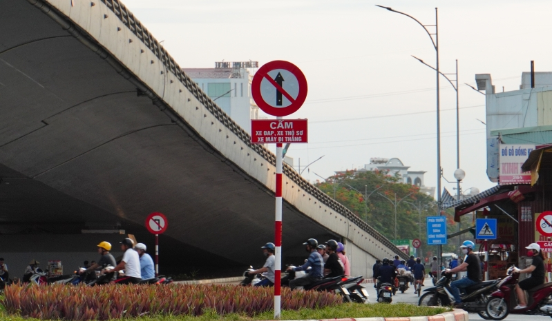 Các loại biển báo giao thông - Biển báo cấm đi thẳng
