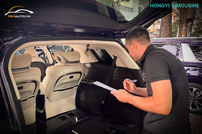Chuyên gia kiểm tra quá trình thi công ghế limousine