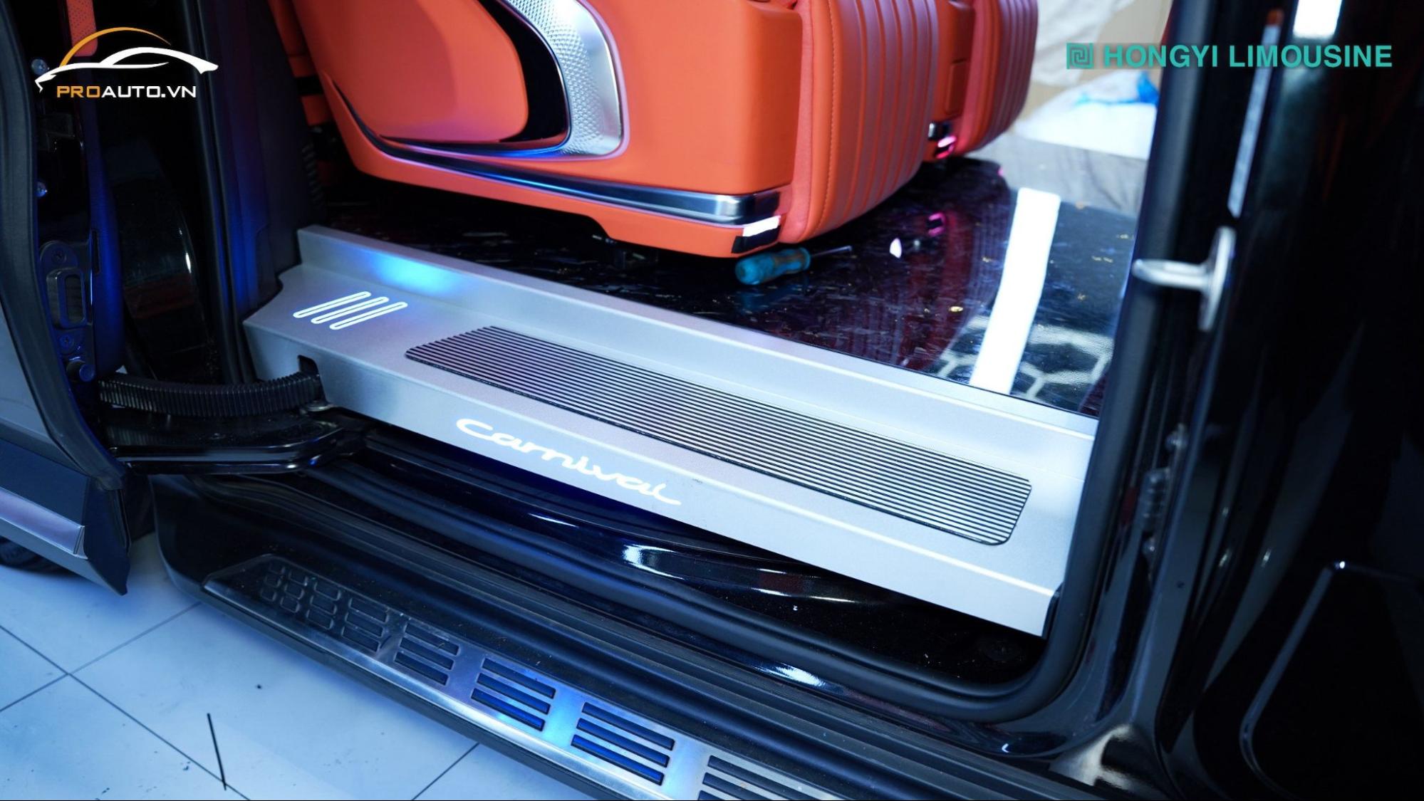 Độ bệ bước chân có đèn cho Kia Carnival