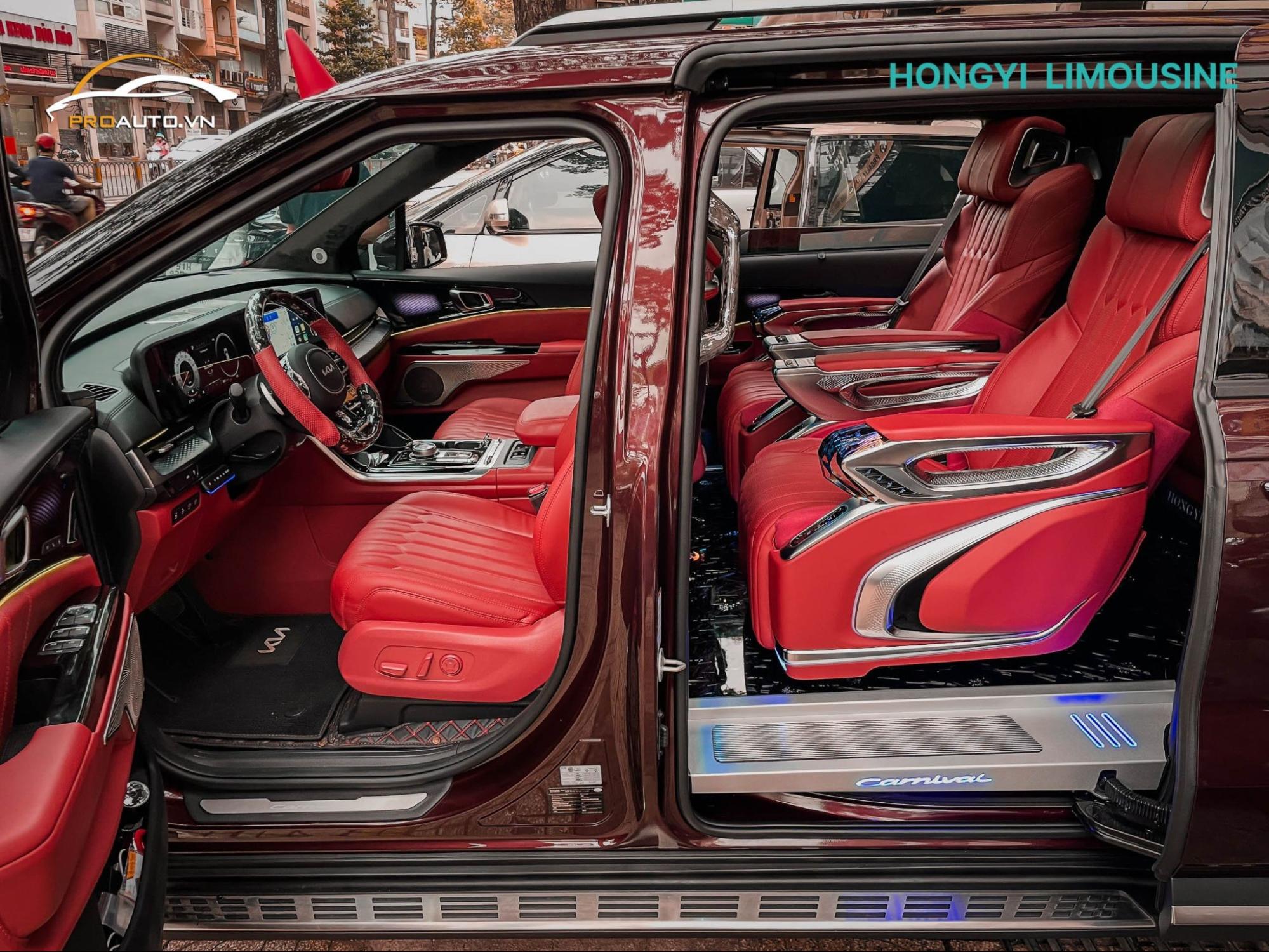 Độ limousine màu đỏ đô cho xe Kia Carnival