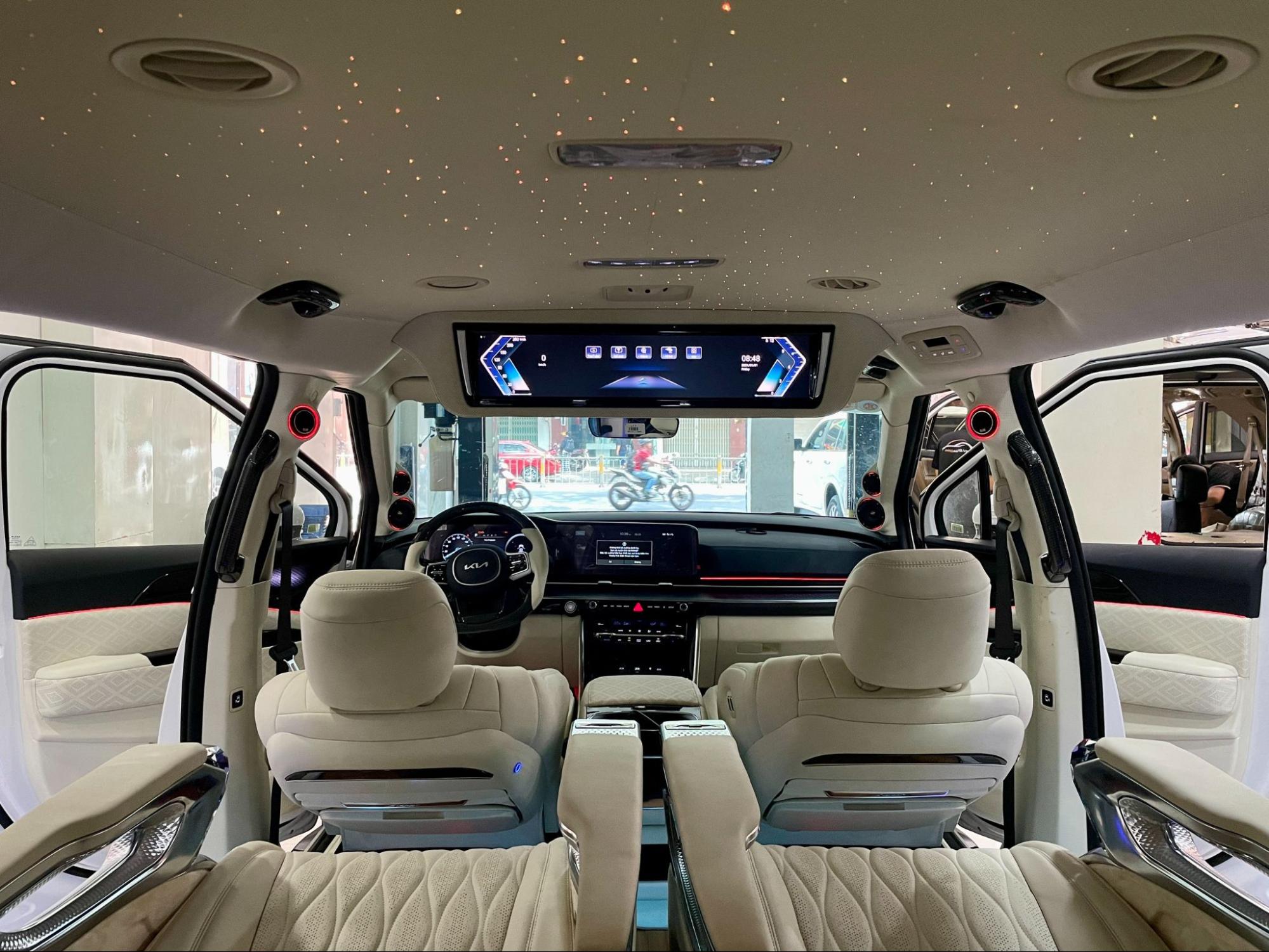 Độ limousine màu kem cho xe Kia Carnival