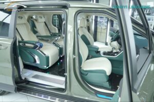 Độ limousine màu xanh mint cho xe Kia Carnival