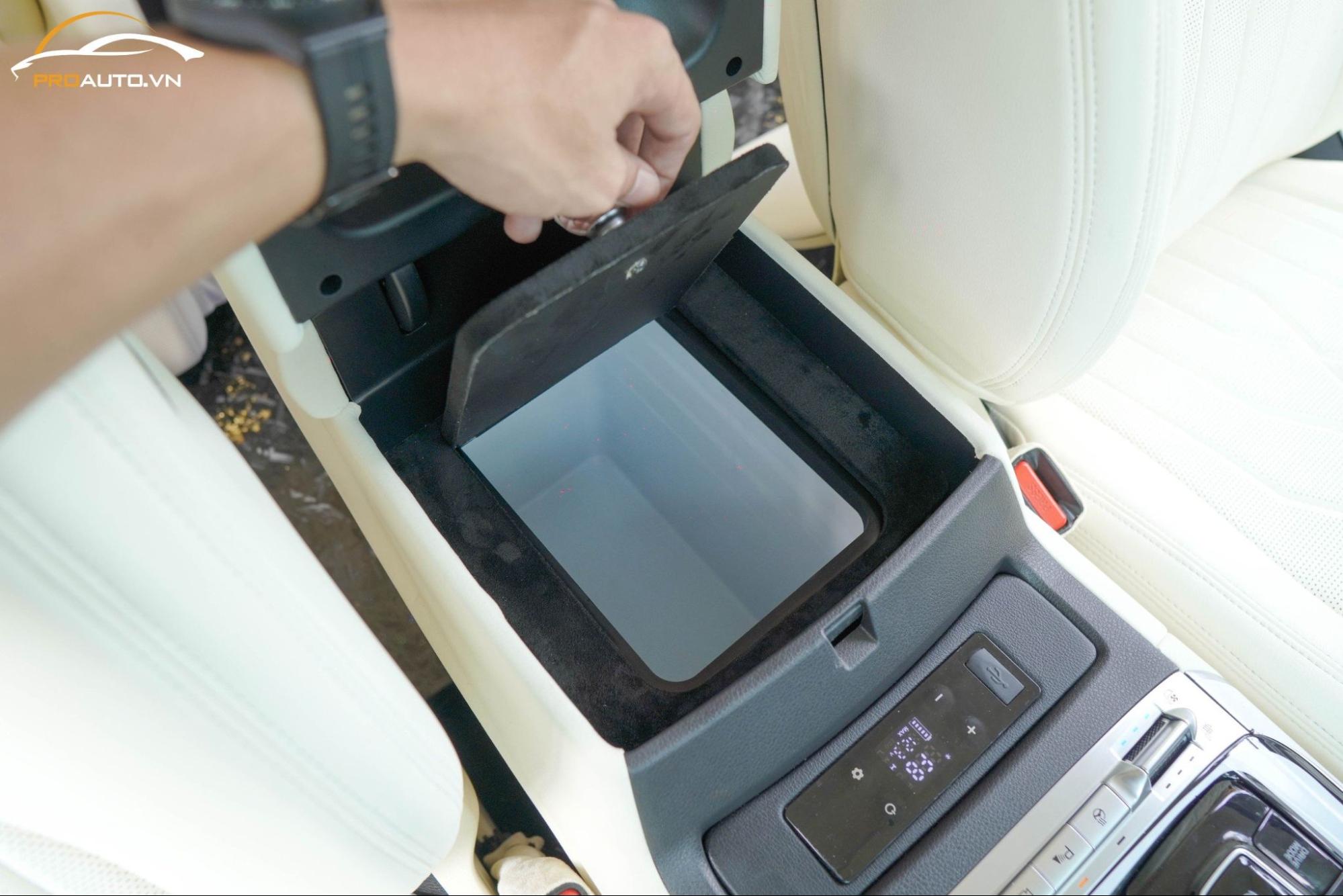 Độ tủ lạnh mini Kia Carnival