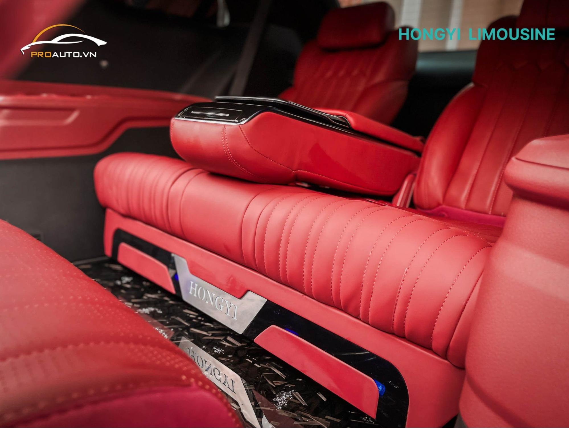 Kia Carnival độ sofa bed màu đỏ đô