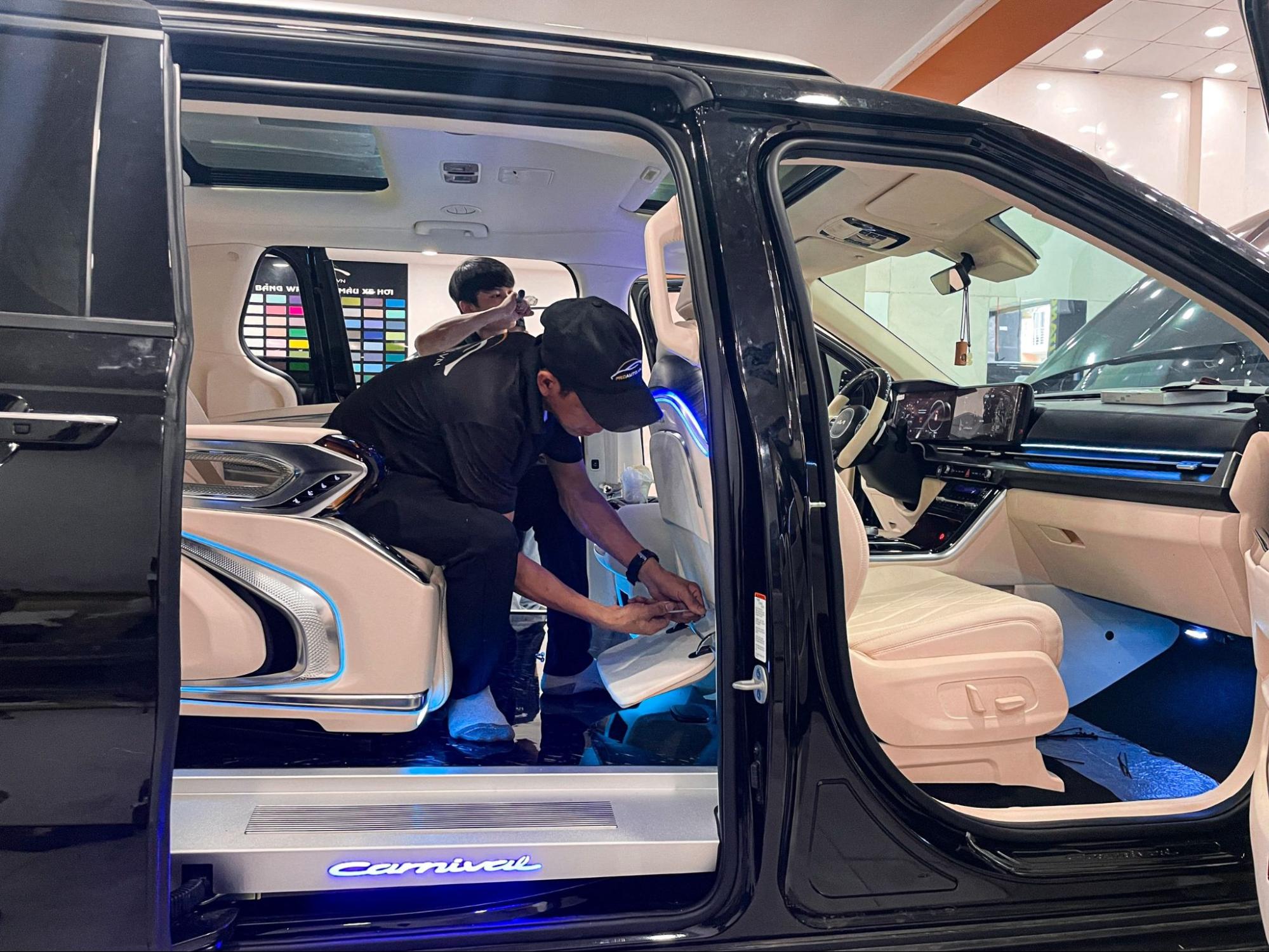 Kỹ thuật viên lắp đặt ghế Hongyi limousine cho Kia Carnival