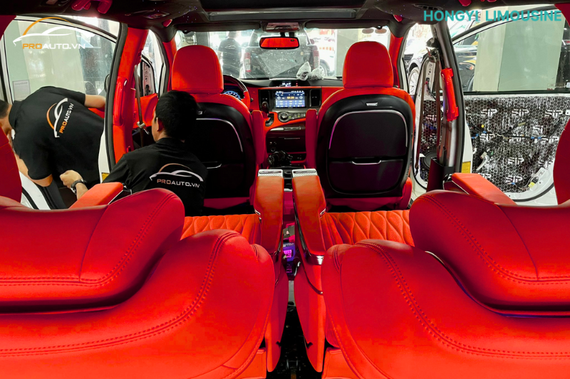 Kỹ thuật viên lắp đặt ghế Hongyi limousine cho Kia Carnival