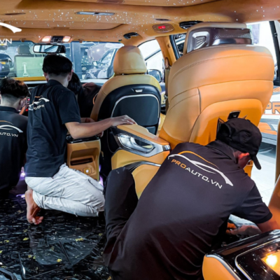 Kỹ thuật viên lắp lại ghế sau khi đã độ sàn