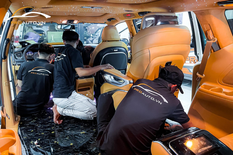 Kỹ thuật viên lắp lại ghế sau khi đã độ sàn