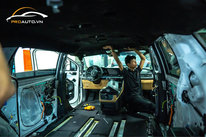 Kỹ thuật viên thi công lắp đặt đèn trần cho xe hơi