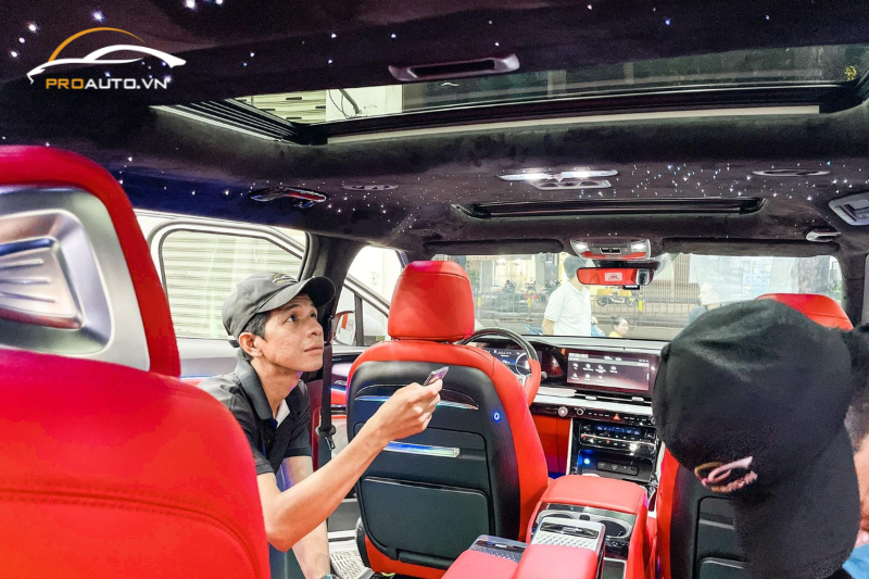 Kỹ thuật viên thi công lắp đèn trần cho xe ô tô 