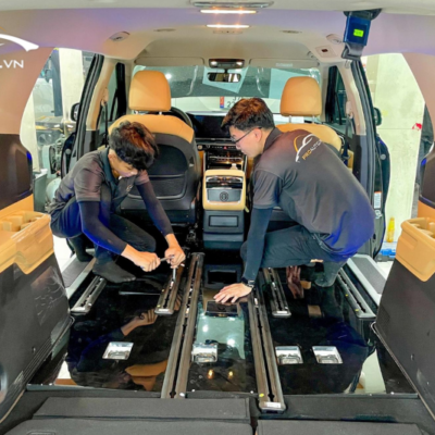 Kỹ thuật viên thi công lắp sàn cho xe hơi