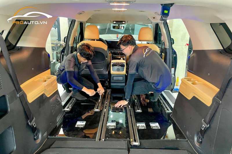 Kỹ thuật viên thi công lắp sàn cho xe hơi