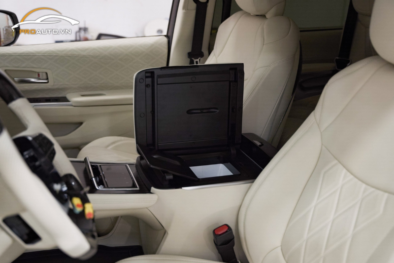 Nâng đời xe Mercedes bằng cách lắp đặt tủ lạnh mini