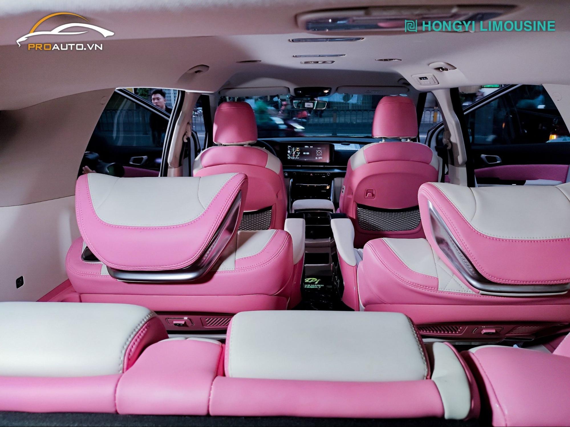 Nội thất limousine màu hồng cho Kia Carnival
