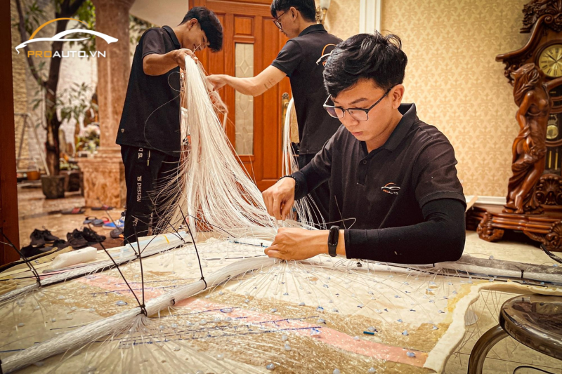 Thi công lắp đèn trần ô tô tại PROAUTO.VN