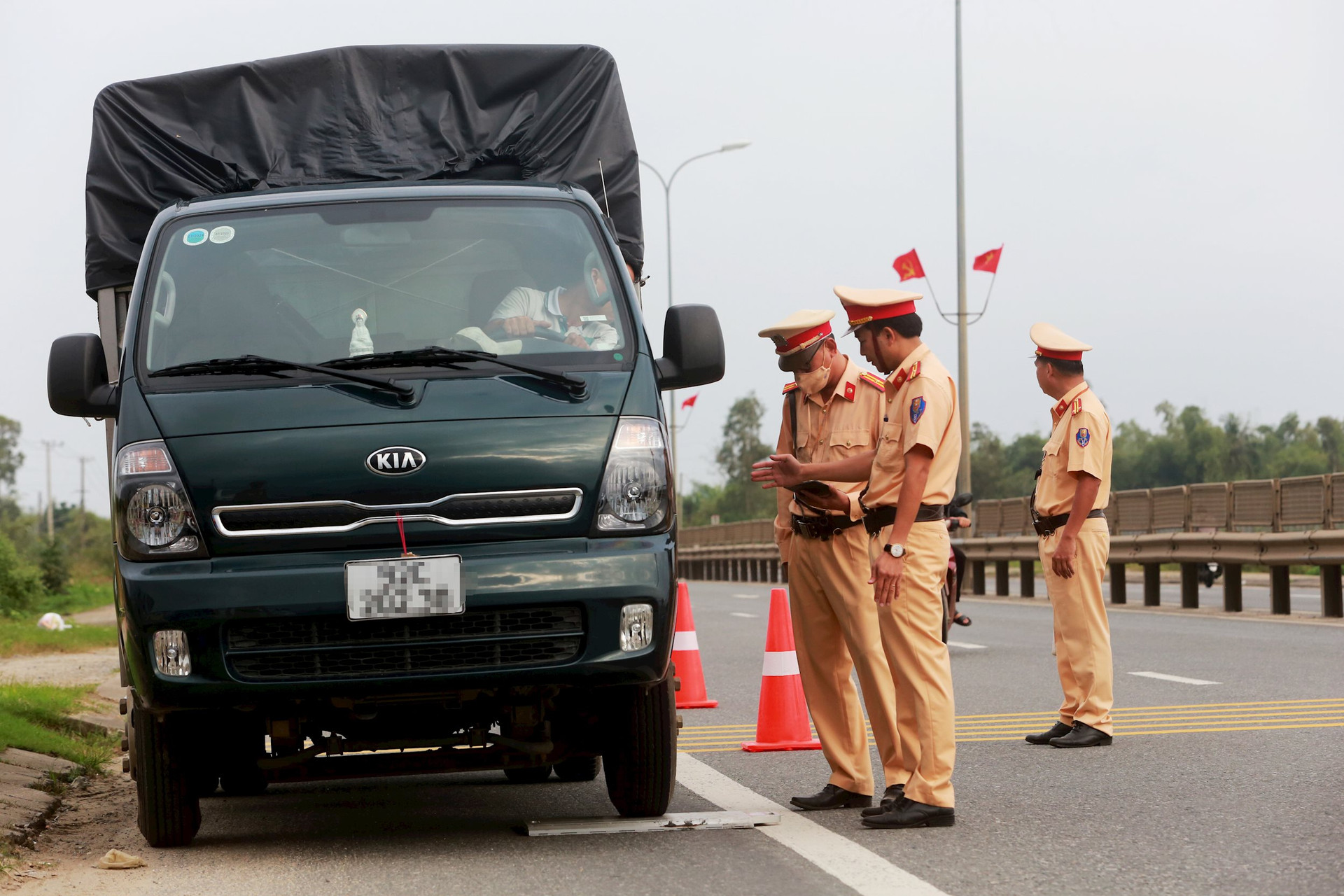 Xe tải đi vào đường gắn biển cấm xe tải bị phạt bao nhiêu?