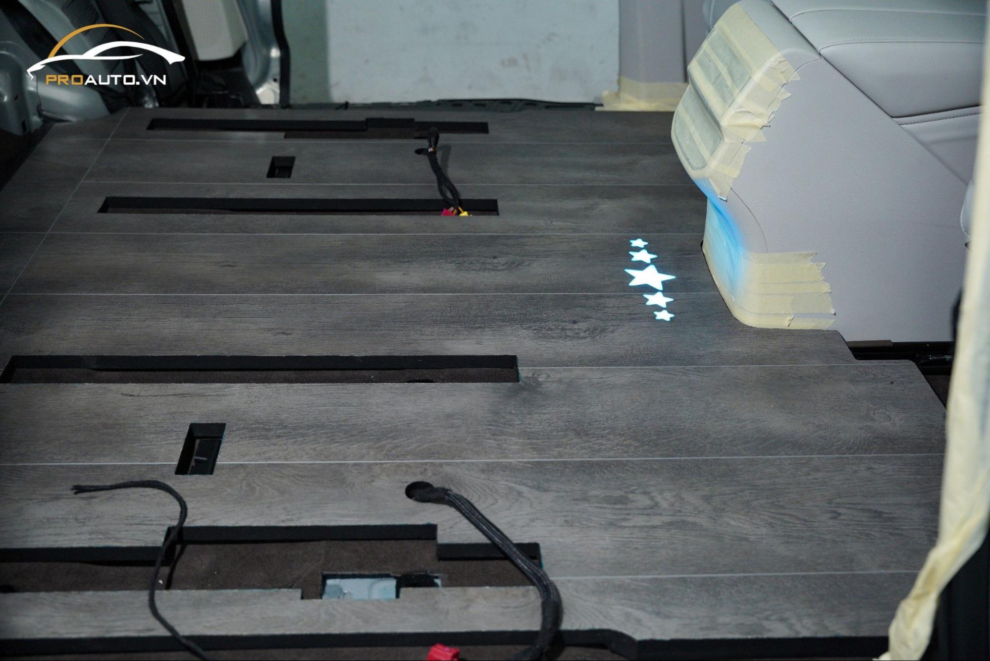 Ảnh thi công lót sàn gỗ ô tô tại trung tâm PROAUTO.VN