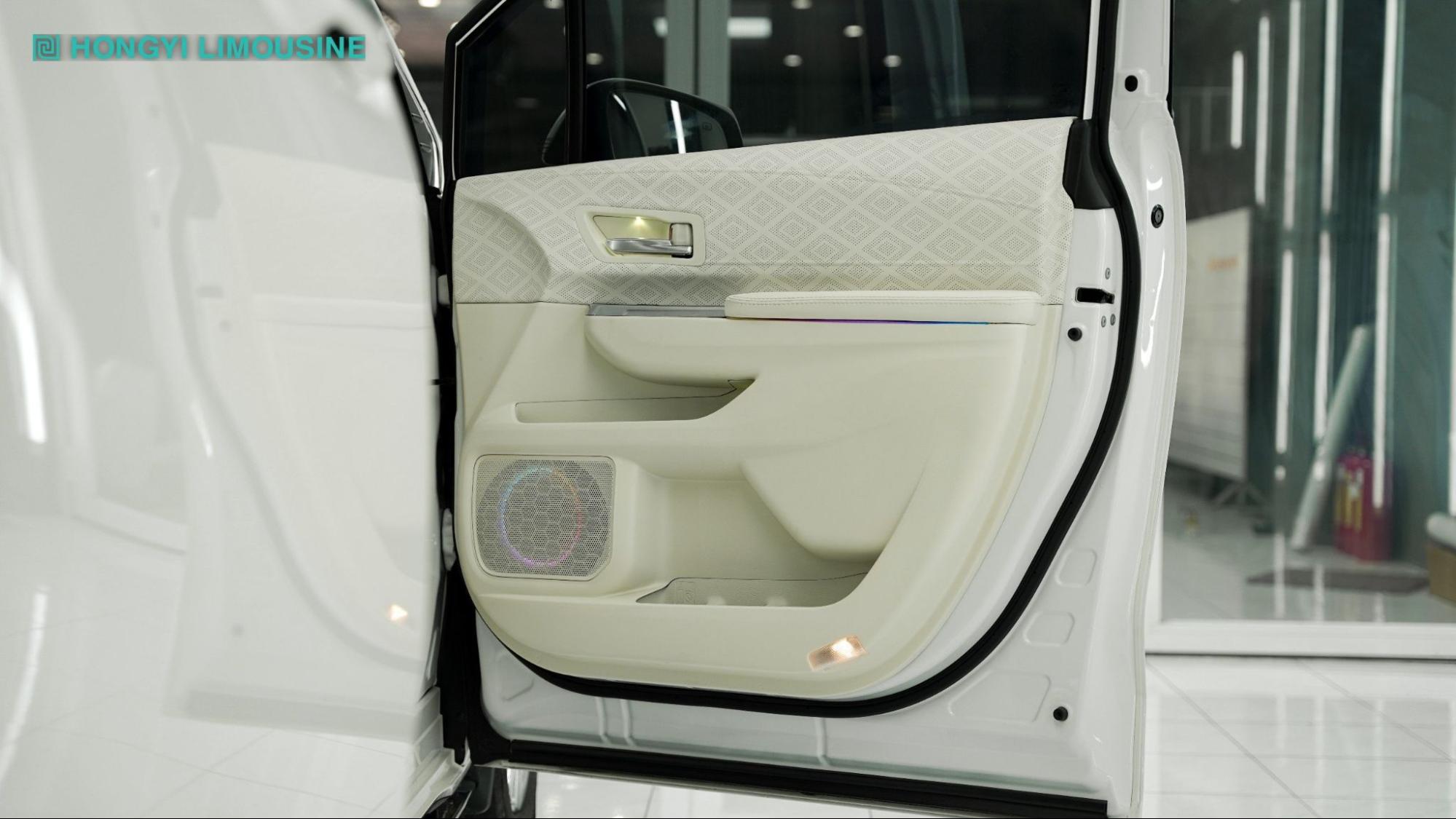 Bọc tapi, taplo màu trắng cho Kia Carnival