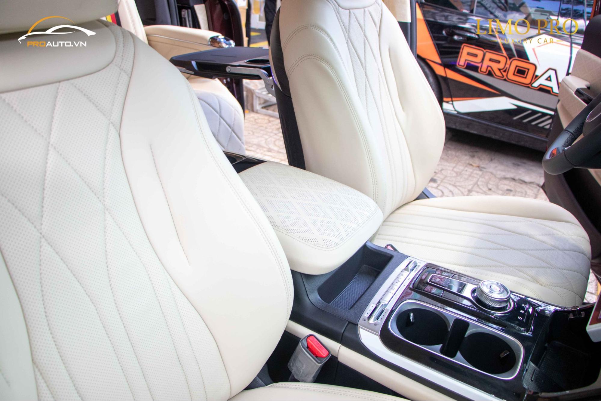 Độ ghế limousine màu trắng Kia Carnival