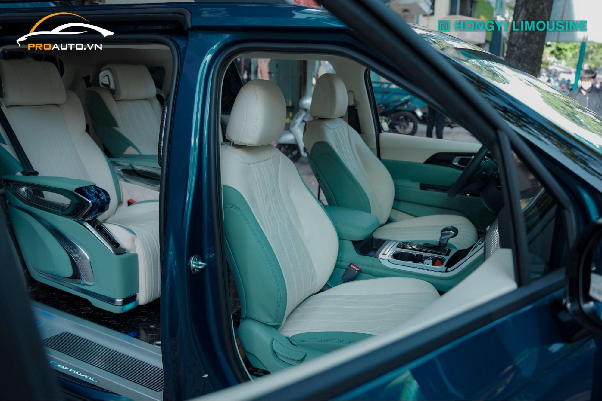 Độ ghế limousine màu xanh kem cho Kia Carnival