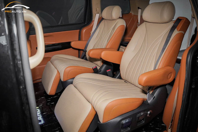 Kia Carnival bọc da đổi màu nội thất ô tô bản kem cam quý phái