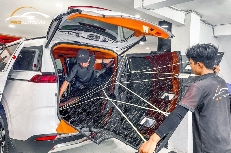 Kỹ thuật viên lắp đặt sàn xe ô tô