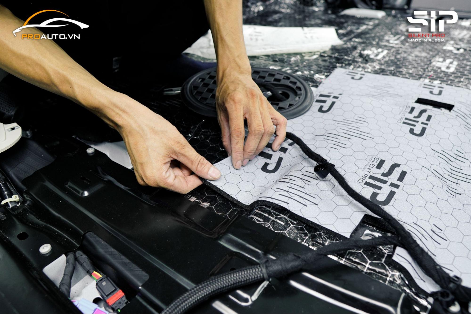 Kỹ thuật viên thi công cách âm, tiêu âm chống ồn cho xe ô tô