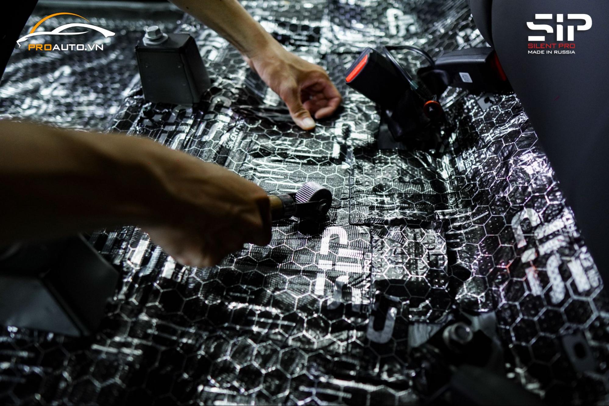 Kỹ thuật viên thi công dán cách âm chống ồn cho Vinfast VF7