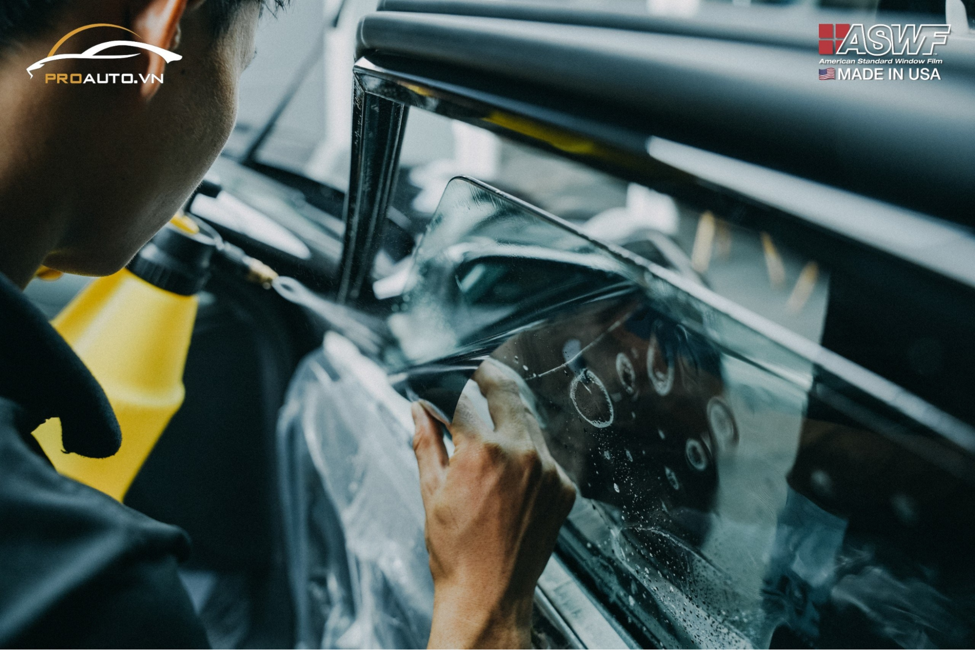 Kỹ thuật viên thi công dán phim cách nhiệt ASWF tại PROAUTO.VN