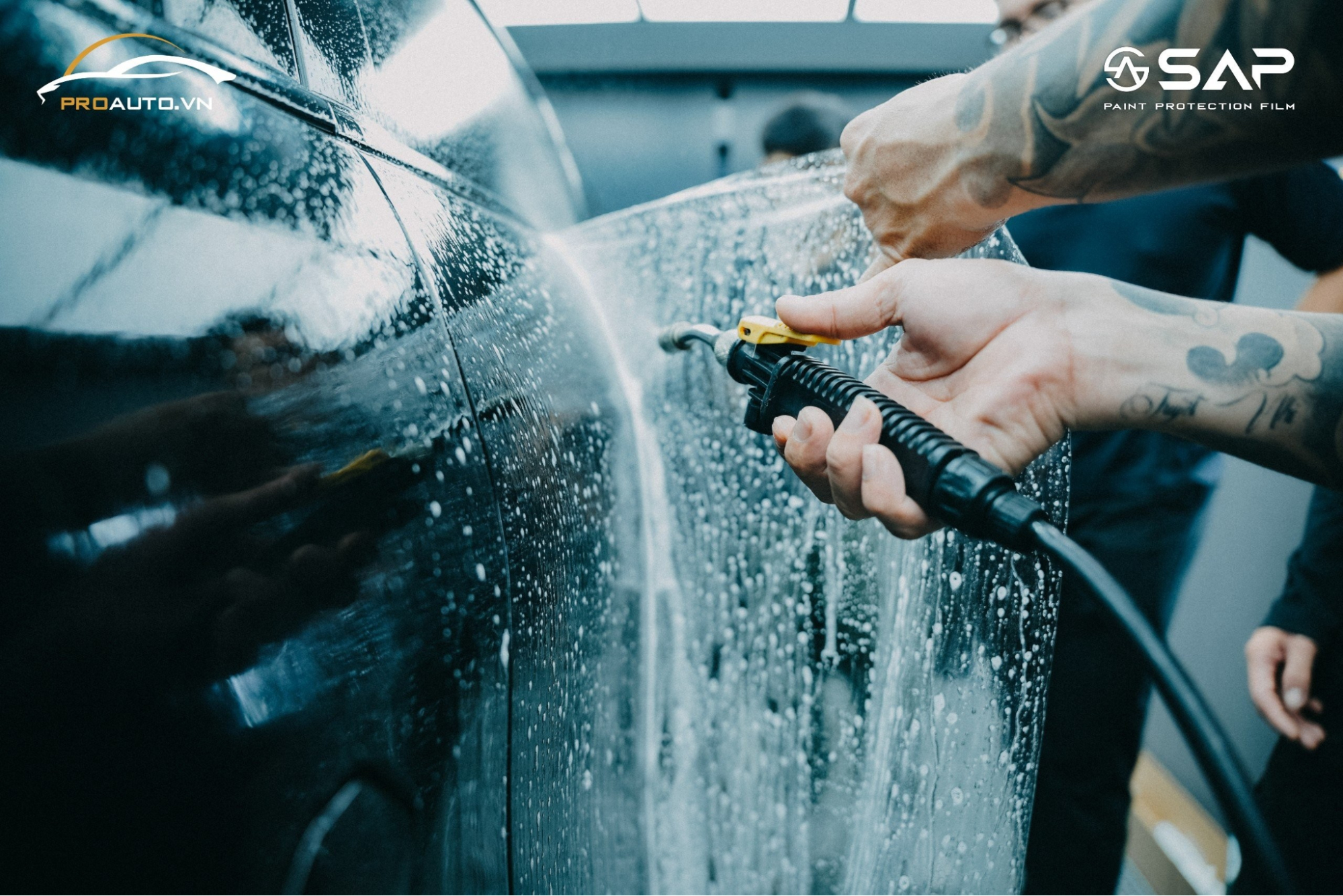 Kỹ thuật viên thi công dán PPF cho Vinfast VF7