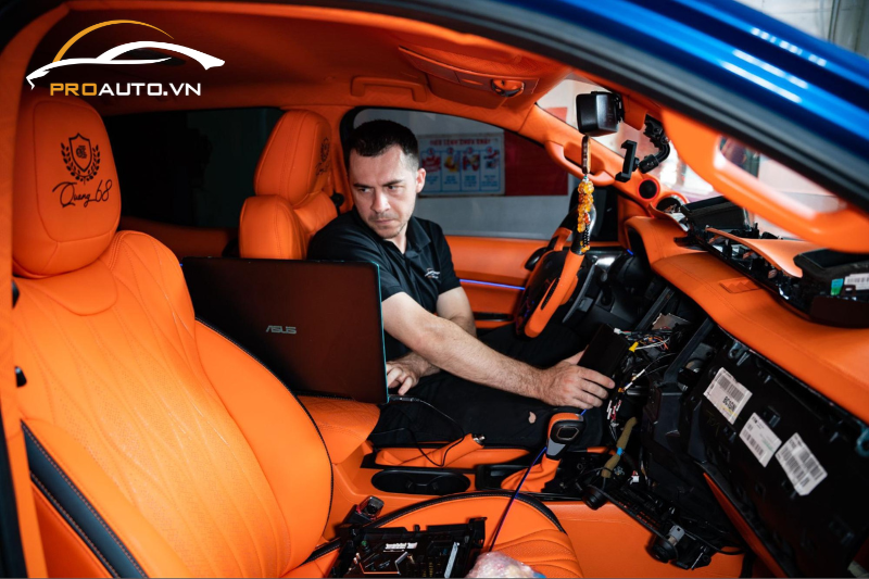 Kỹ thuật viên thi công độ âm thanh cho xe Ford Raptor