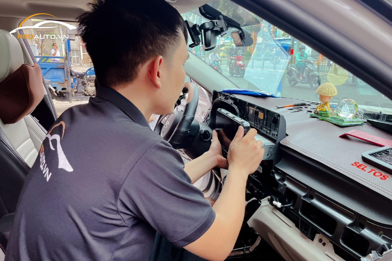 Lắp đặt màn hình Android cho xe hơi