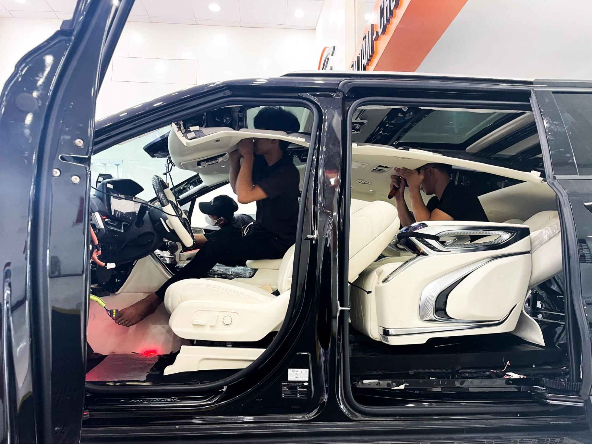 Lưu ý khi độ limousine màu trắng cho xe Kia Carnival