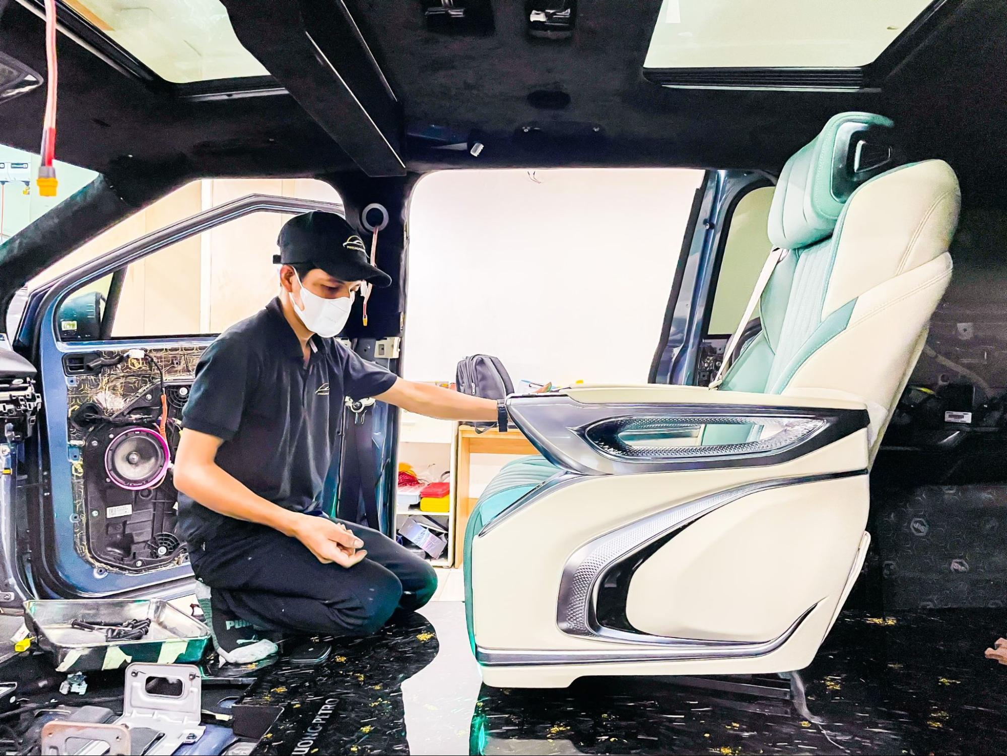 Lưu ý khi độ limousine màu xanh kem cho xe Kia Carnival