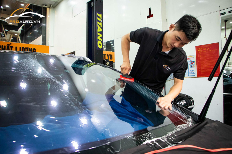 Những lưu ý cần biết khi dán phim cách nhiệt ô tô tại TP HCM