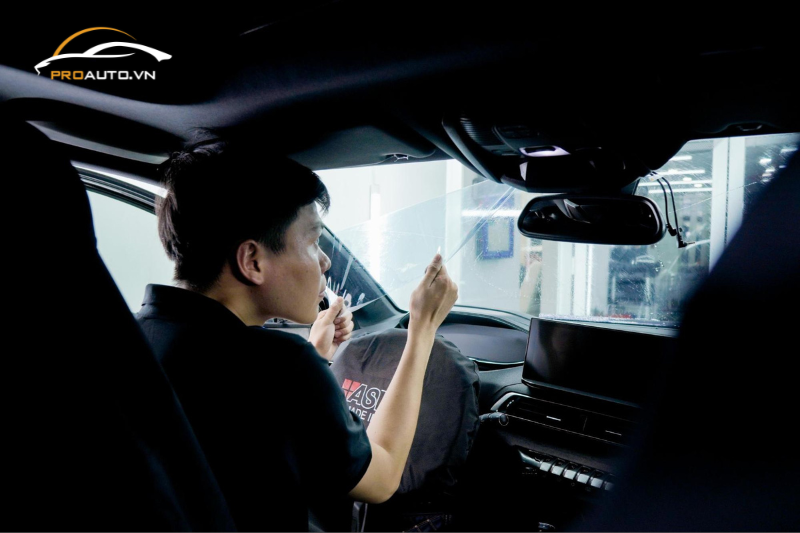 Quy trình dán phim cách nhiệt ô tô tại TP HCM