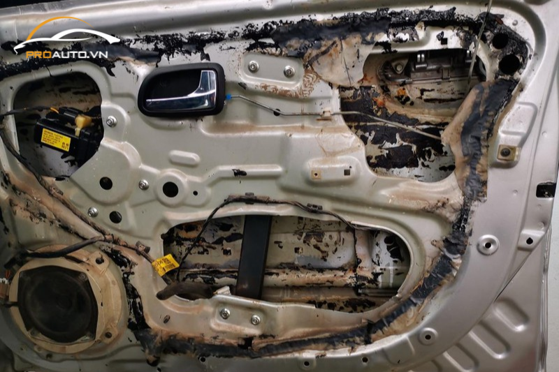 Rỉ sét các bộ phận xe khi không dán cách âm StP chính hãng