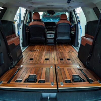 Sàn gỗ hoàn thành và được lắp cẩn thận trên xe