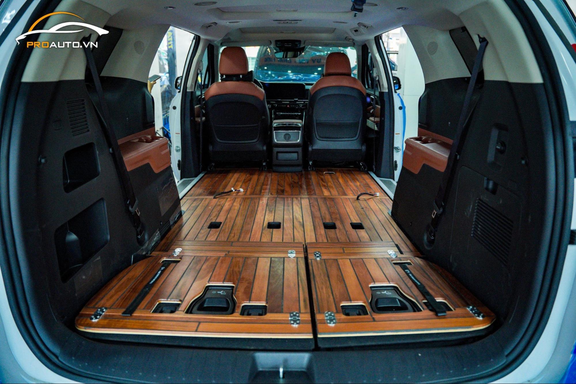 Sàn gỗ hoàn thành và được lắp cẩn thận trên xe