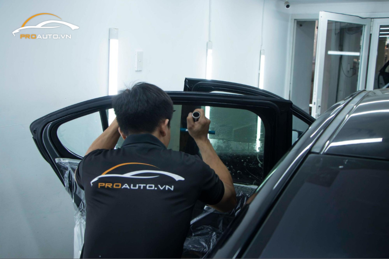 Thi công dán phim cách nhiệt cho xe