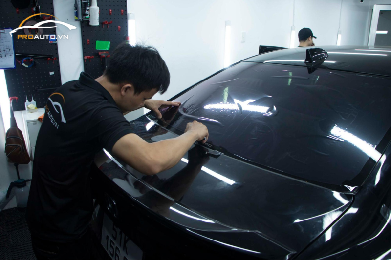 Thi công dán phim cho kính lưng xe ô tô